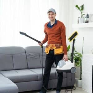 lavado de muebles y colchones, joven con una máquina de limpieza