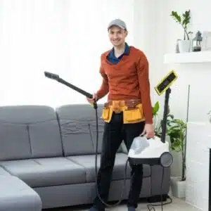 lavado de muebles y colchones, joven con una máquina de limpieza